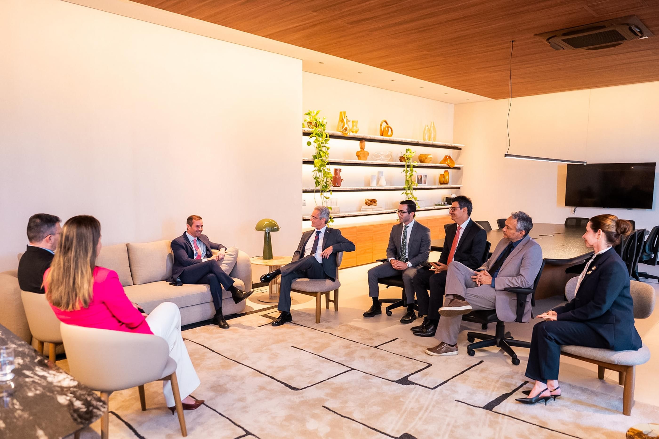 Fábio Bittencourt ressalta diálogo entre instituições durante visita ao TCE